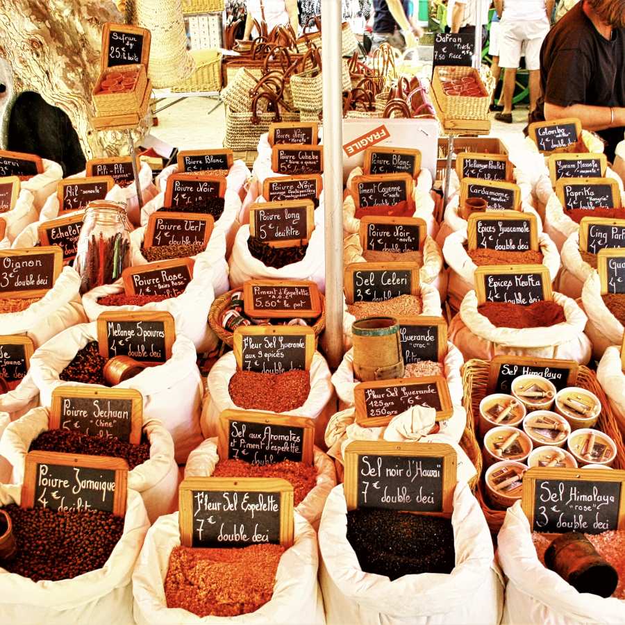 ein wunderbarer Markt in Saint Tropez mit einem Gewürzstand. Ganze Säcke mit frischen Gewürzen 