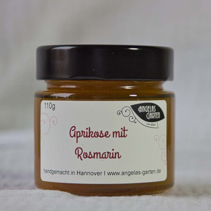 Aprikosen Fruchtaufstrich mit Rosmarin - Aromatisch und fruchtig handgemachter aprikosen fruchtaufstrich mit rosmarin im glas