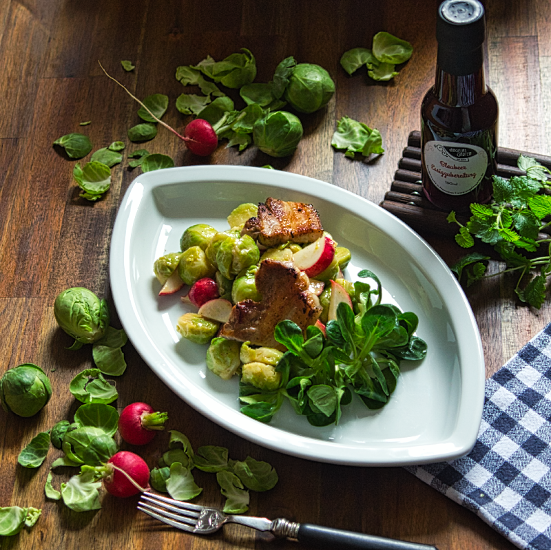 ein leckerer Wintersalat, Rosenkohl mit Radieschen und Schweinebauch. Salatvinaigrette mit Granatapfelessig von Angelas Garten.