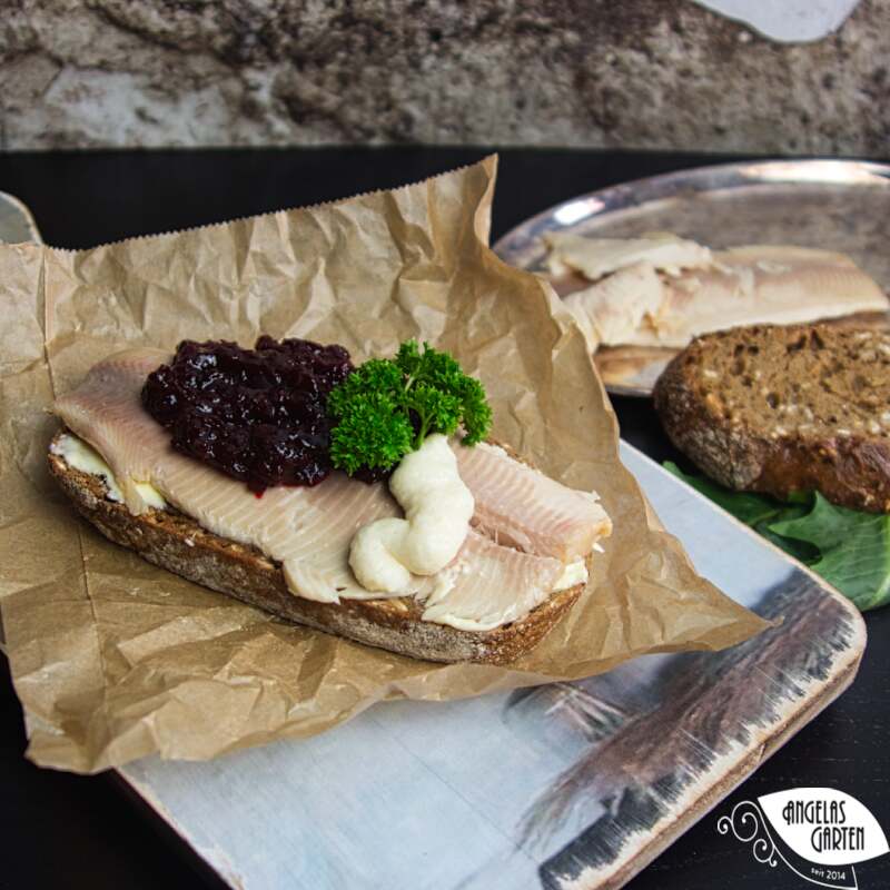 eine leckere Stulle mit geräucherter Forelle, Sahnemerrettich und rote Beete Chutney mit Ananas