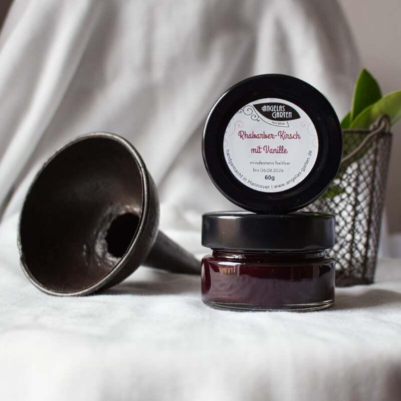 Rhabarber Fruchtaufstrich mit Kirschen und Vanille - cremig, samtig und säuerlich