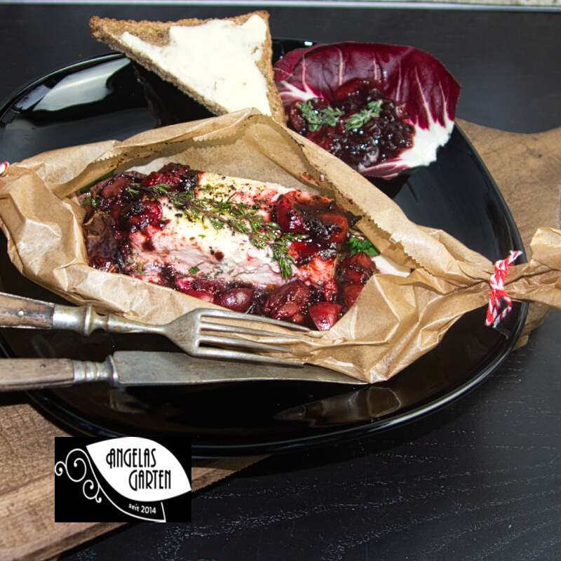 wunderbare Vorspeise mit Ziegenkäse und Kirsch Chutney mit Pfeffer