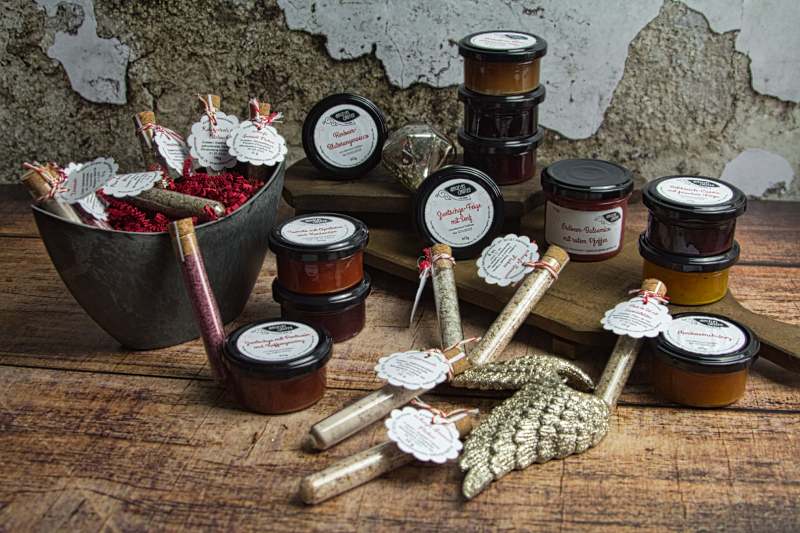 Füllung für den selbstgebastelten Adventskalender aus Fruchtaufstrich, Chutney und Gewürzsalzen